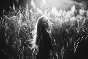 Black-and-White-Portrait-Photography-Girl-in-Garden