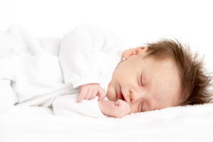 newborn-poses-on-the-side