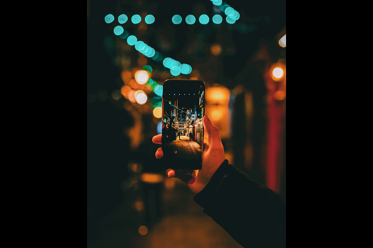 Picture of a phone with a shallow depth of field taking a picture of a scene with a deep depth of field